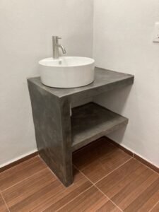 Mueble de cemento pulido y ovalin crema